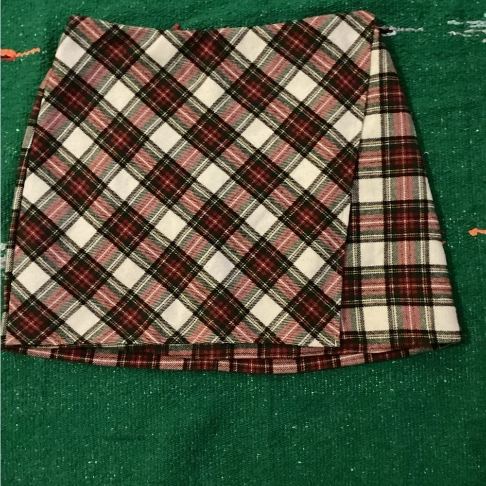 Hollister Ultra High-Rise Skirt -SZ L Waist 15” Length 16”